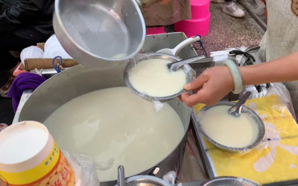 路边摊4元一根油条4元一碗豆浆,现做现卖的,大家觉得贵吗?