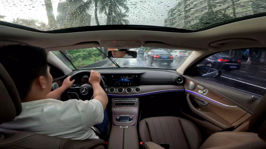 4k60帧雨天第一视角奔驰e300l听小柏林