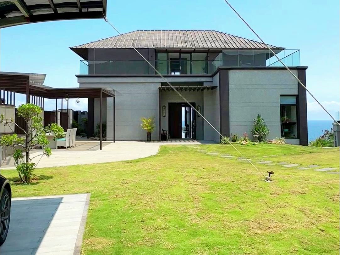 回来,准备处理掉这套房子,18年多掏了100个才拿下了这套海景庄园别墅