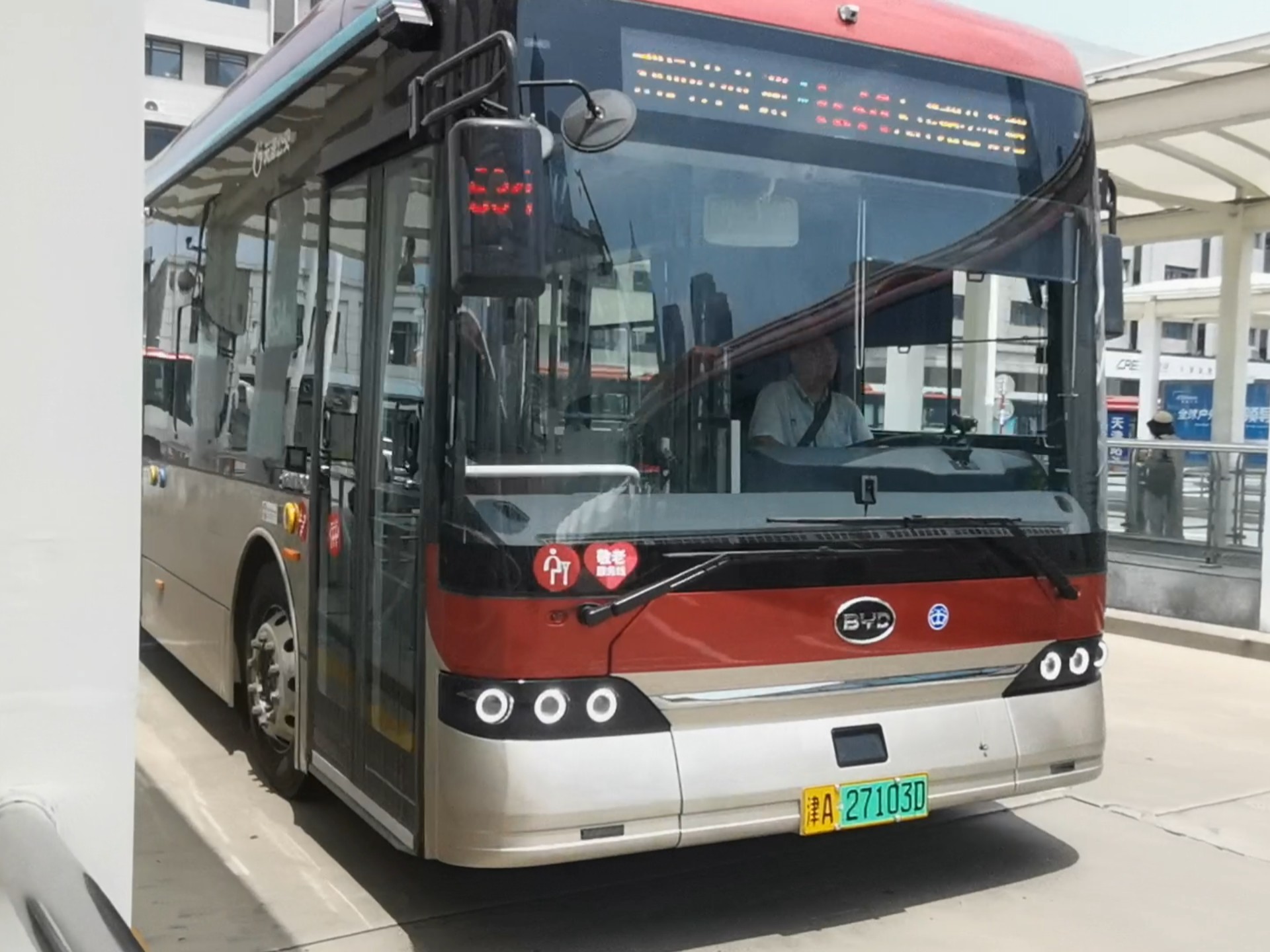 天津公交634路新车byd6103b1bev1进入天津站公交站