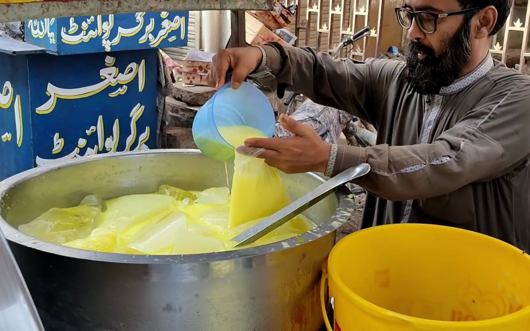 印度街头纯手工黄色"牛奶",看完制作过程,敢喝下的都是大哥