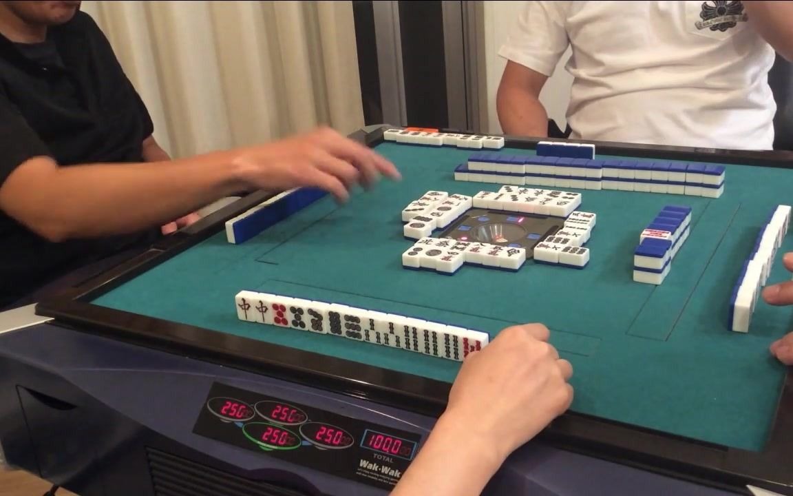 打麻将的韩国人韩国和日本玩家在wakwak全自动麻将机的立直麻将半庄战