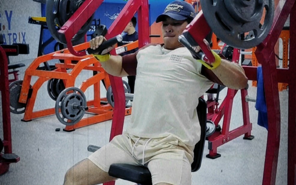 大学生健身练胸肌 dy:@嘟噜嘟噜