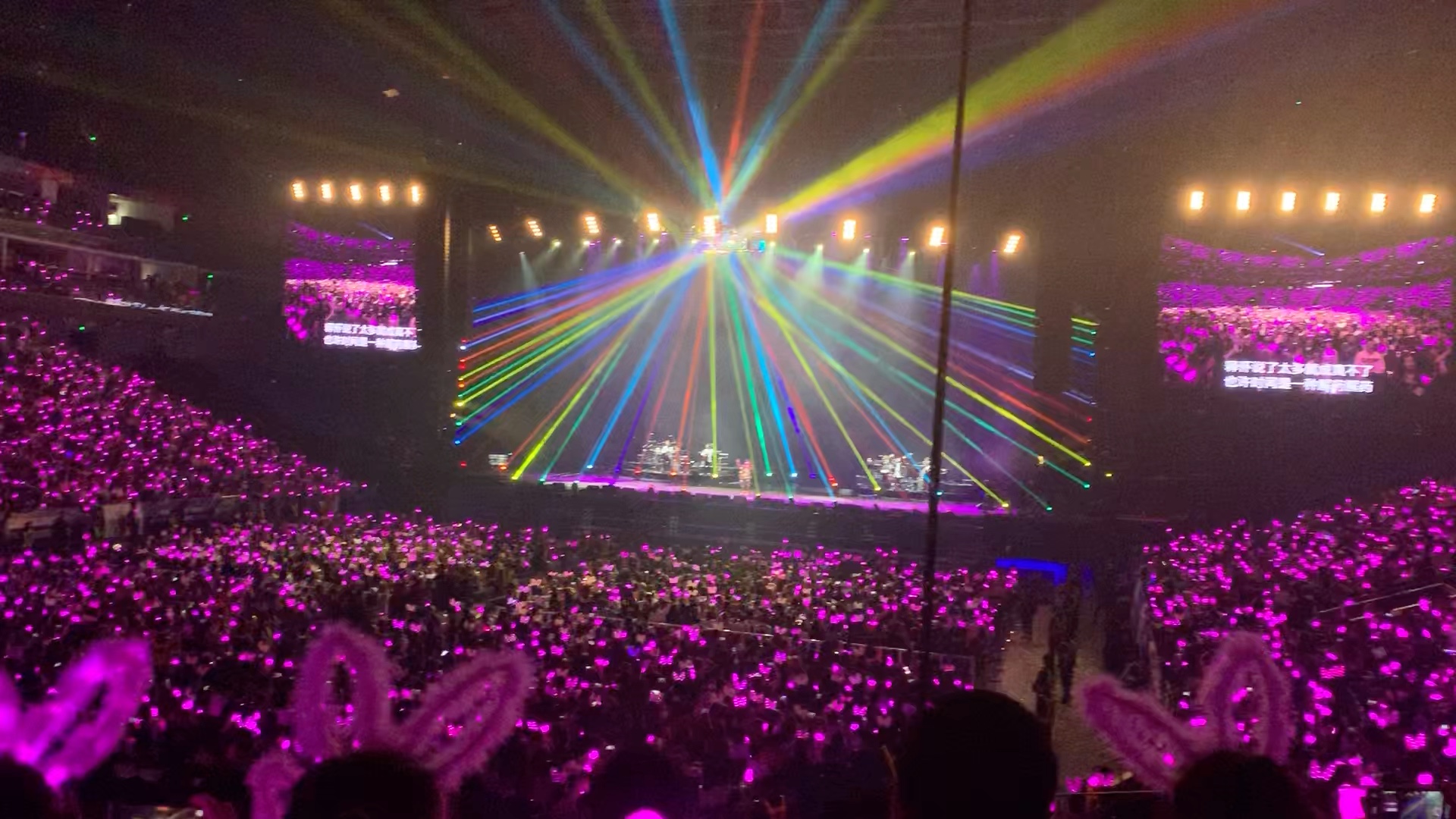 周杰伦上海嘉年华演唱会现场版彩虹这个彩虹灯光真的美哭