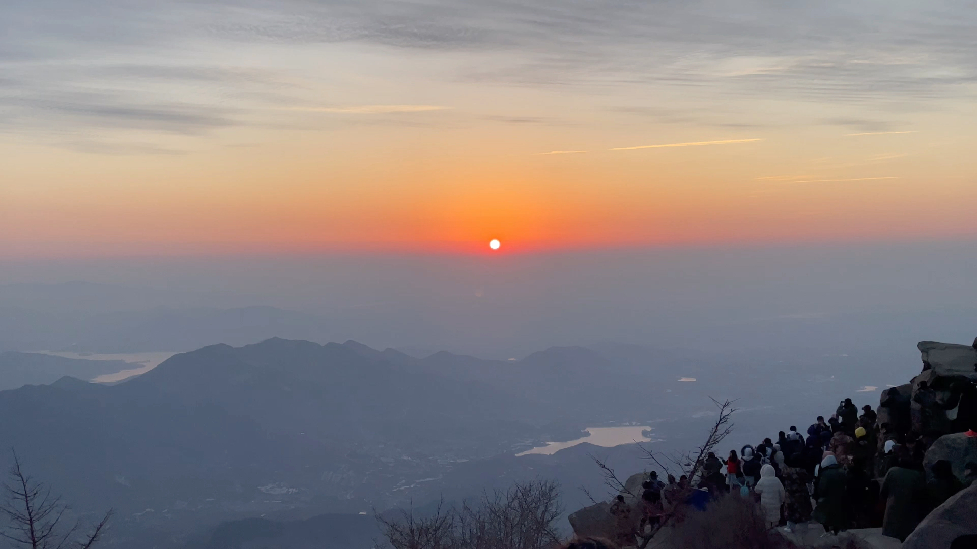 泰山之巔 日出於雲海之上