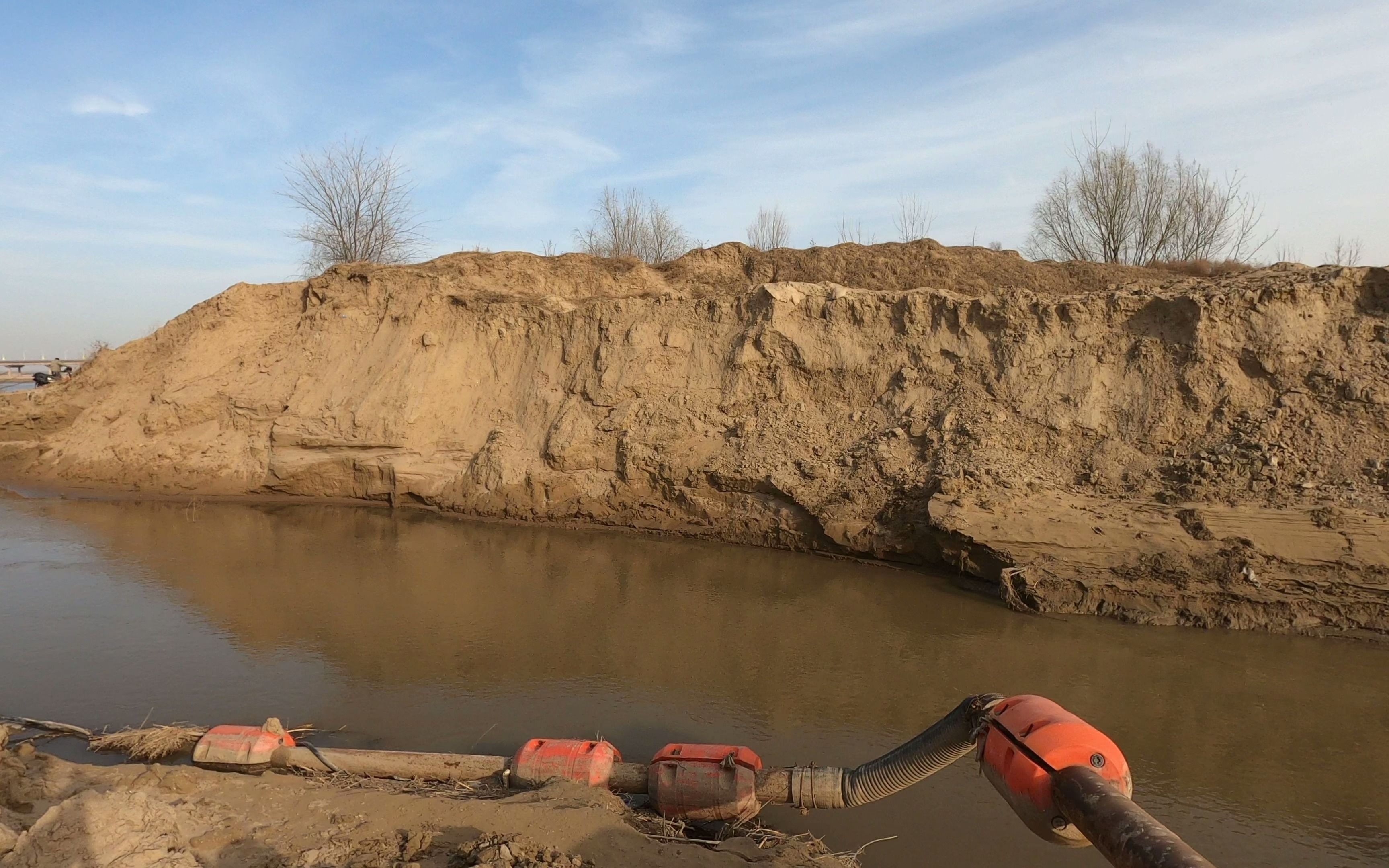 vlog 看黄河岸边的泥沙堆积的土堆 和一艘废弃的清淤