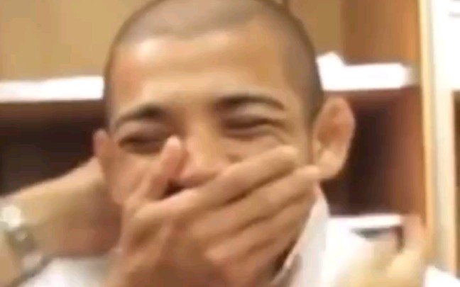 [图]“老国王”何塞-奥尔多（Jose Aldo）第一次买西装的故事，愿我们永远像年轻时一样充满热情和幸福