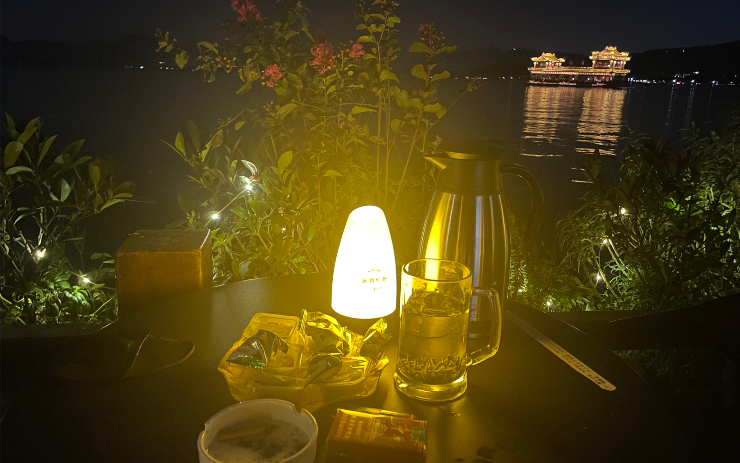 一个人,一杯茶,一包烟,有时候孤独是这样的让人心动!