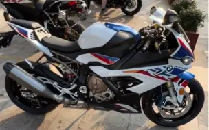 Скачать видео: 【苏打】圆梦啦！宝马S1000RR-M版提车日记，落地加改装40万，我的大宝贝来了！