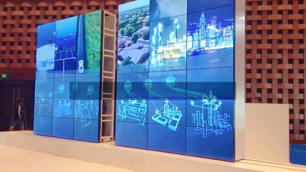 杭州互动滑轨屏,触摸查询显示屏的电动推拉透明屏,跟随人移动展厅智能