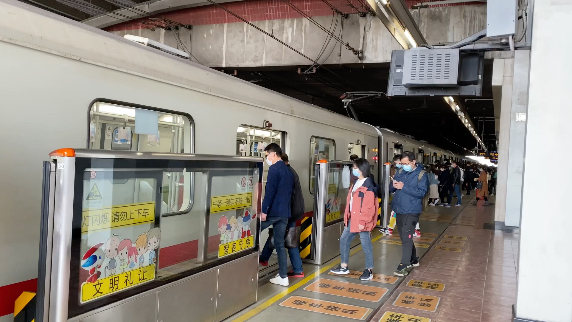 上海地铁1号线伪八进站开往富锦路