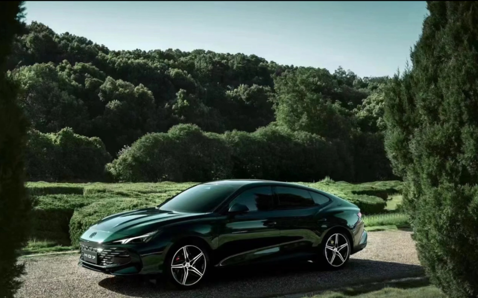 美从不会被时光吹散,格调在洗礼中沉淀内化溜背设计,豹跃肩线,翡冷翠