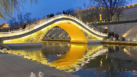 水上月是天上月 眼前人是心上人西安本地月亮桥就在城墙边的安定门!
