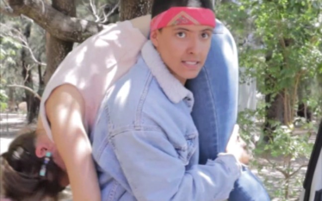 渣男用迷魂药迷晕了妹子,头巾哥英雄救美扛走美女