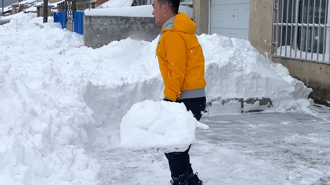 大雪封門了,清了一天的雪