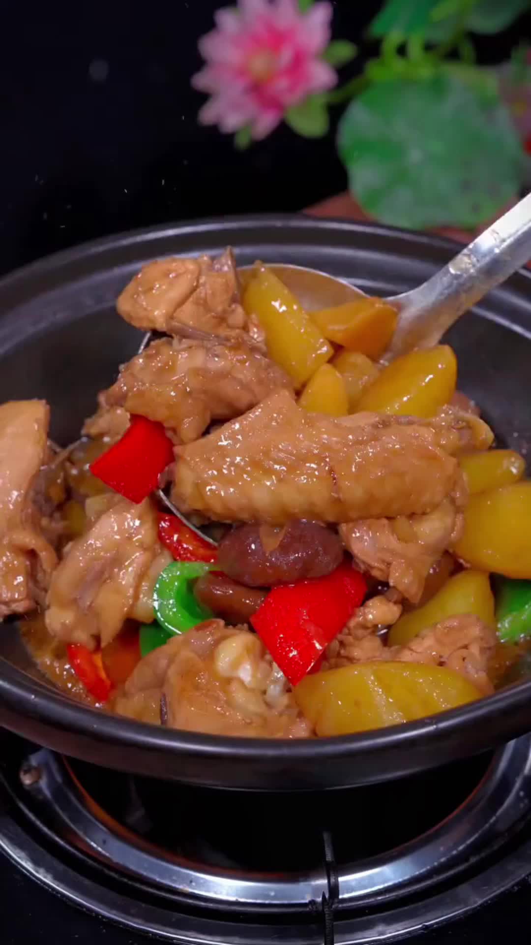 色泽金黄,鲜嫩可口,黄焖鸡米饭的美味难以抗拒!