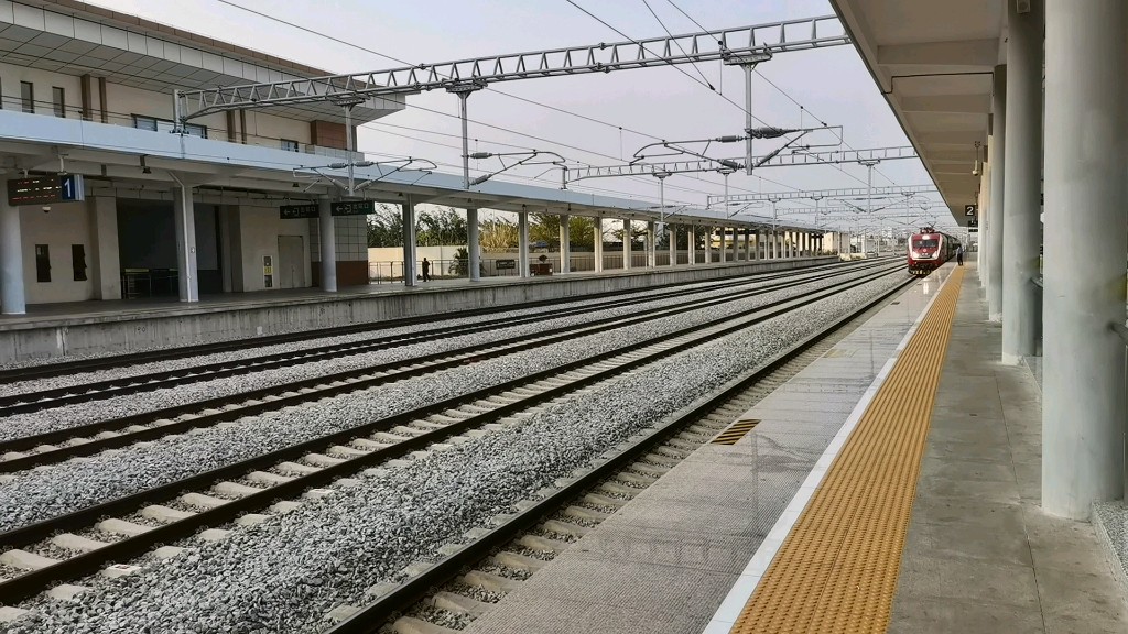 z385次列车进东方站四道(早点5分),列车今天到达三亚时早点68分