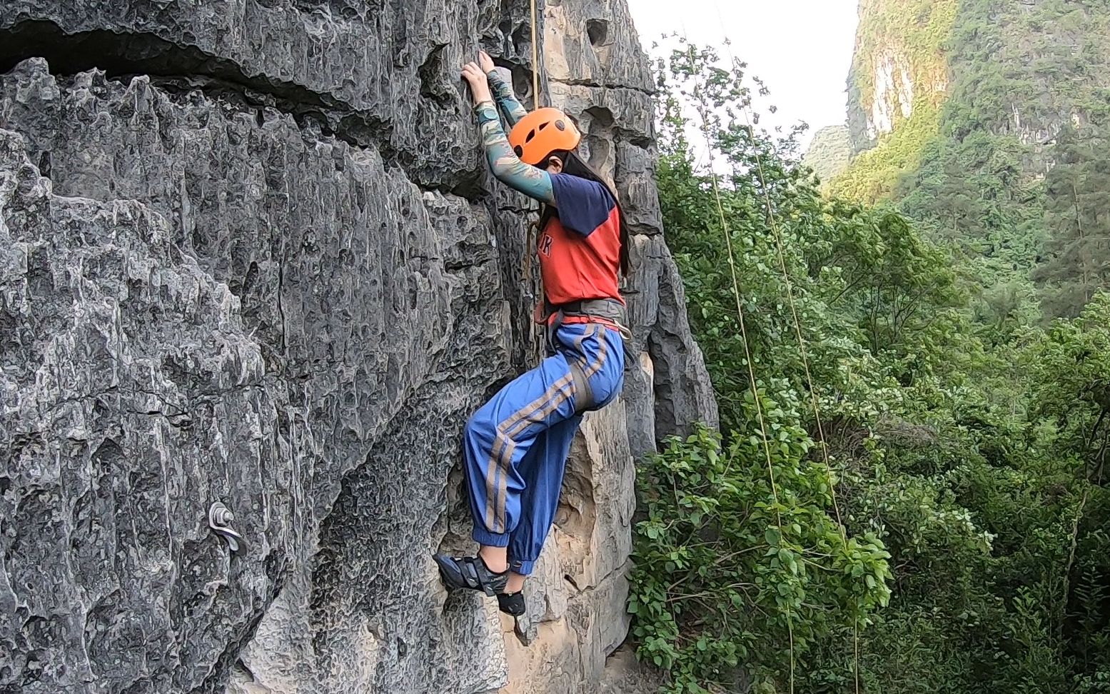 【阳朔玩】vlog19 阳朔酒瓶山新手半日攀岩体验课程 Inside a halfday rock climbing session with us哔哩哔哩bilibili