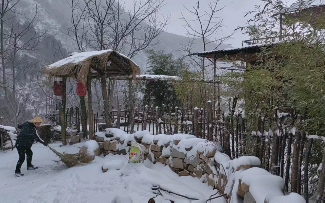 秦岭山里的鹅毛大雪,配上小院的美景,看上去让人心情很放松哔哩哔哩bilibili