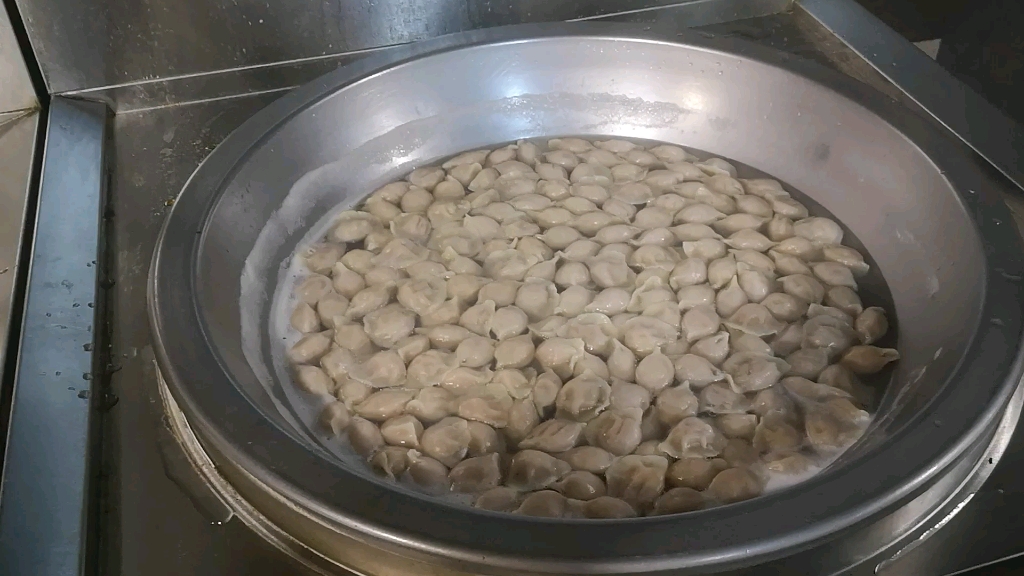 上海的深秋美味 大锅煮饺子热气腾腾