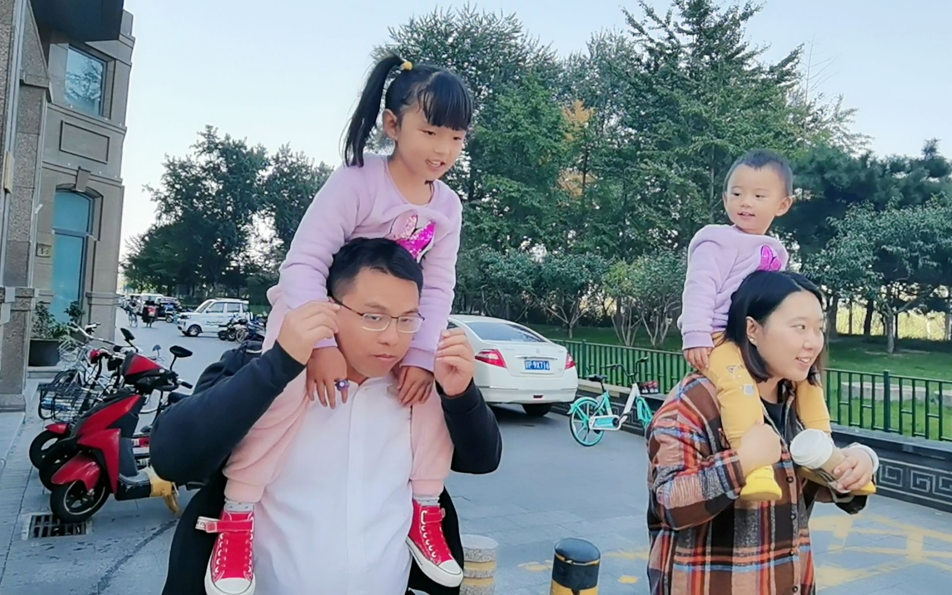 两萌宝在爸妈脖子上骑大马爸妈受累宝宝开心