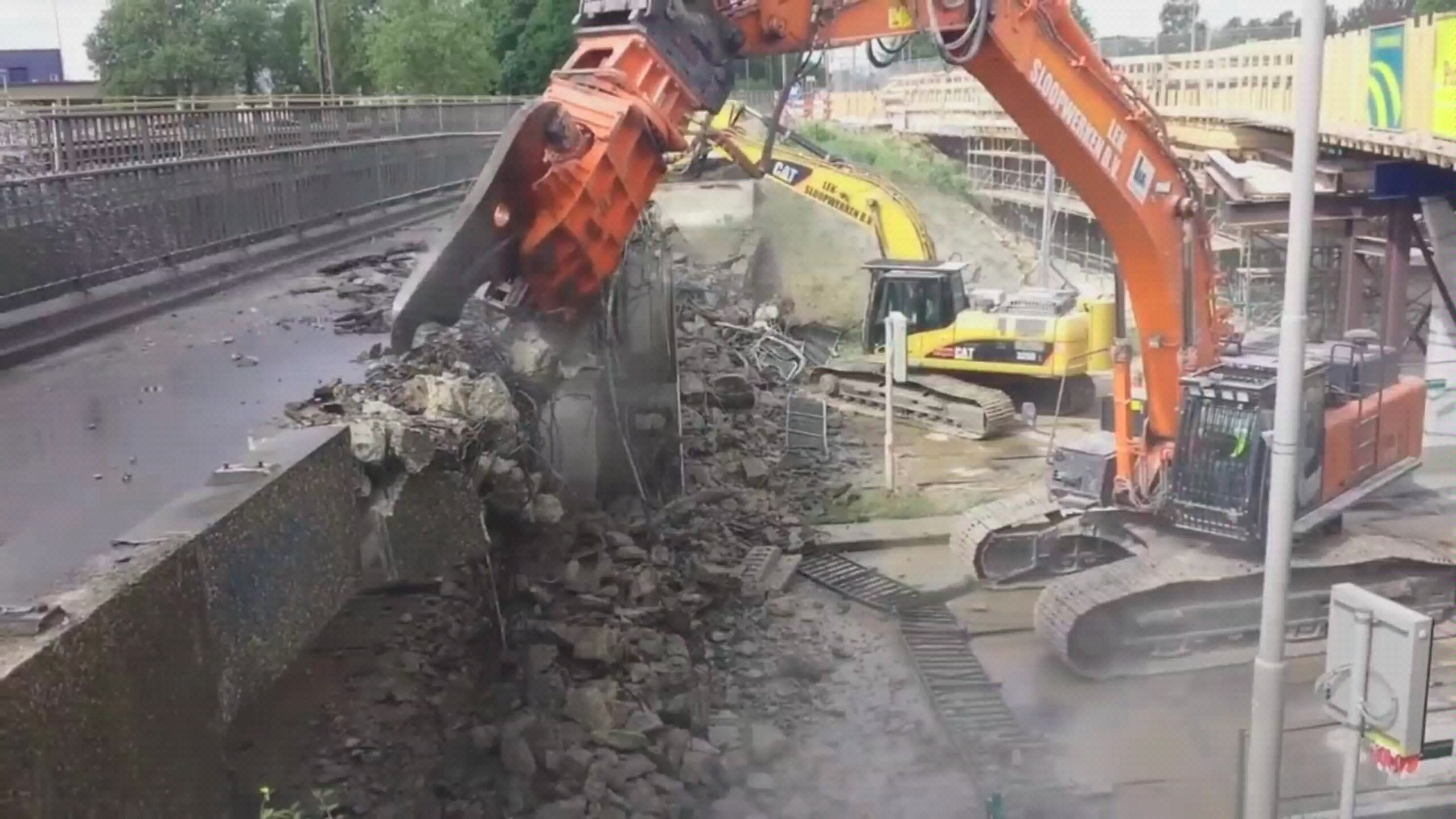 30吨挖机液压钳拆桥中,看这动作有点慢啊,挖友们你觉得呢