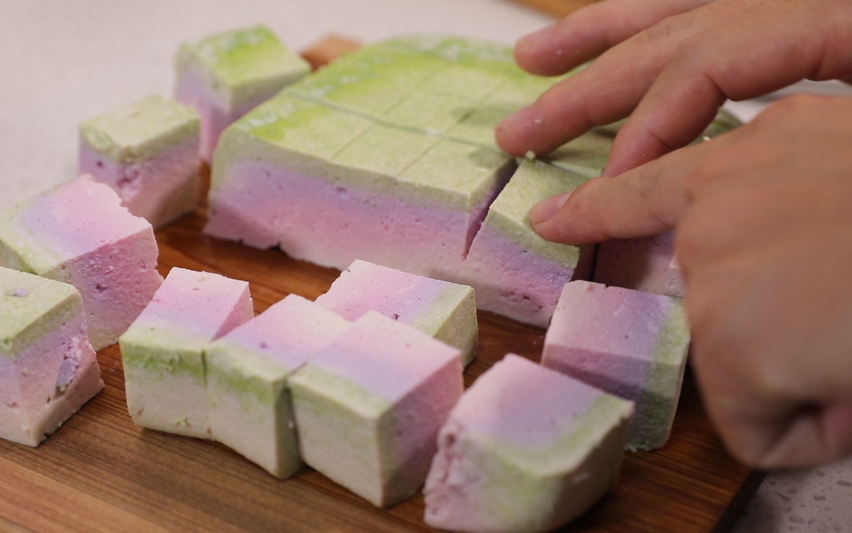 但愿这世间,再无彩色豆腐!