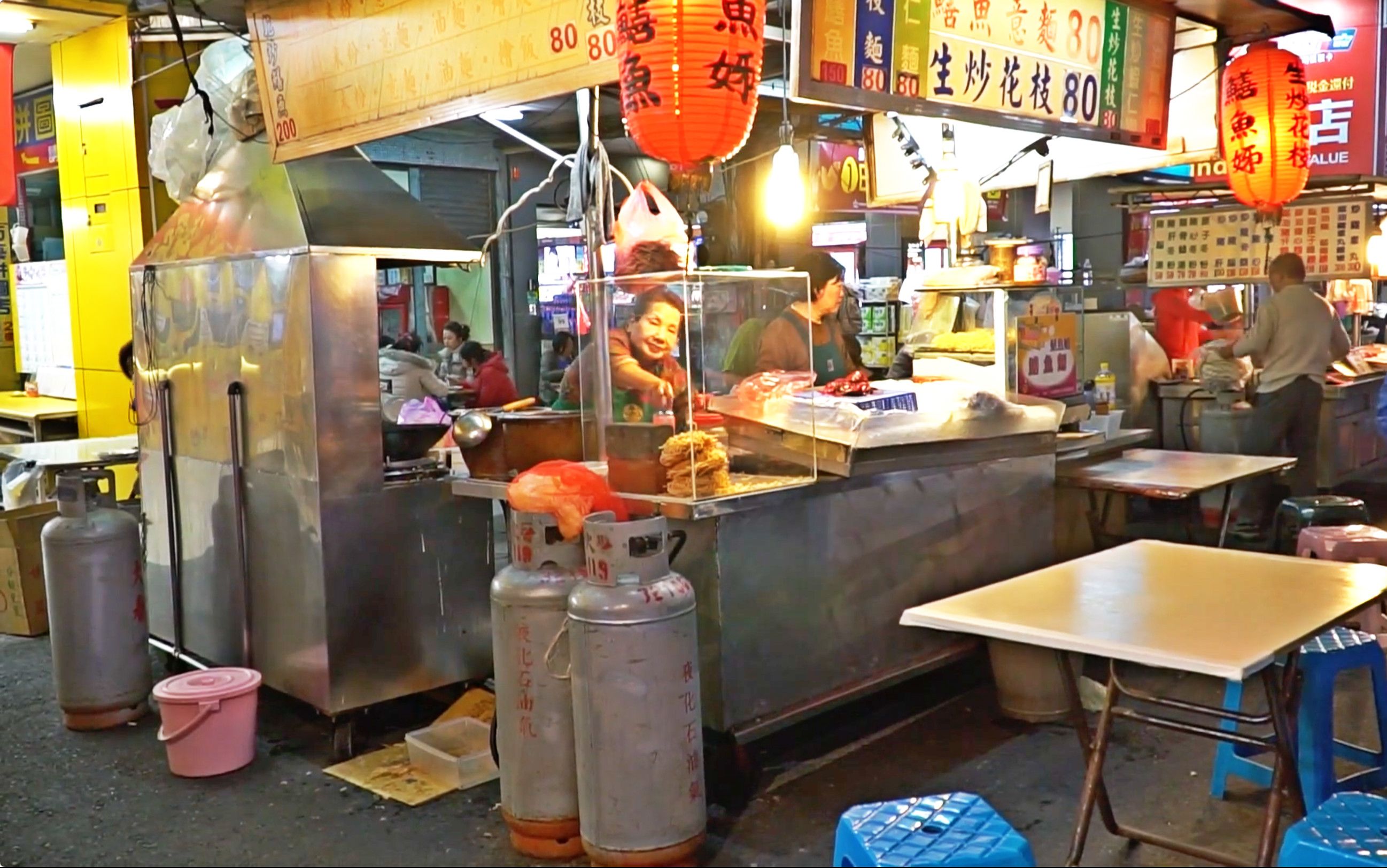 台湾高雄街头火爆小吃店 『鳝鱼姐』 食客络绎不绝!