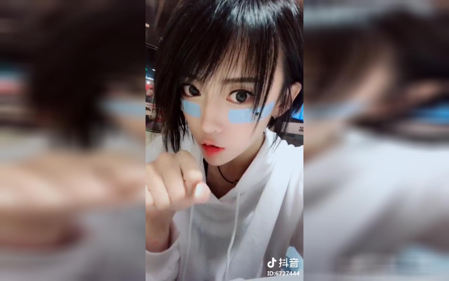 抖音女神過百萬點擊視頻——[小璐ykiki]酷酷的小姐姐,為什麼睜開眼全