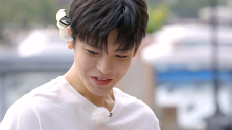 杨超越给侯明昊戴小花,高甜时刻