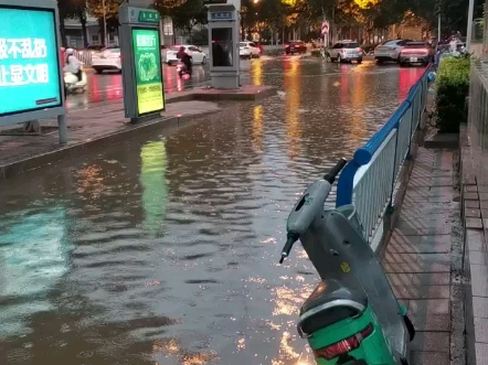 石家庄长城桥路口,下大雨啦,整个自行车道全是积水哔哩哔哩bilibili