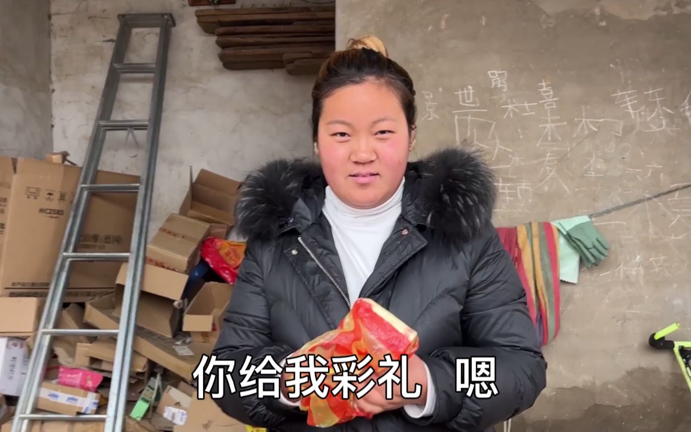 可可想快点和小光订婚给小光拿2万块钱彩礼看小光什么态度