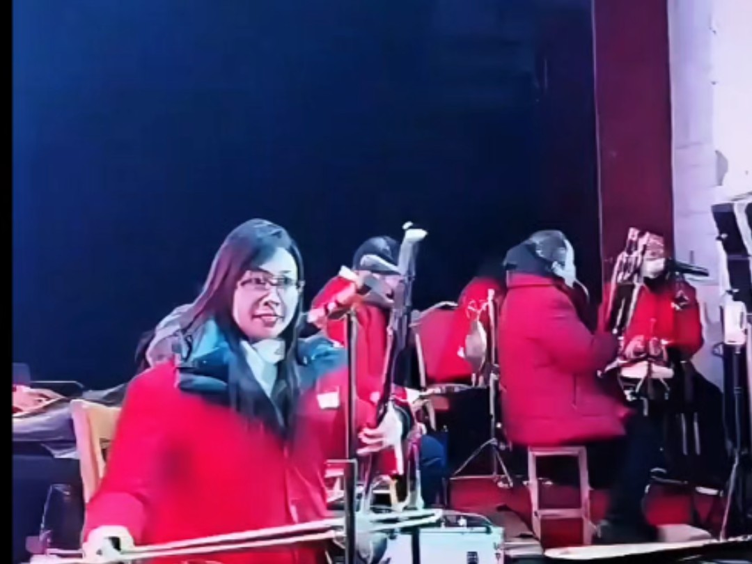 豫剧板胡演奏师父妹果果董晓果董小果 自拉自唱一心多用 一家人欢天