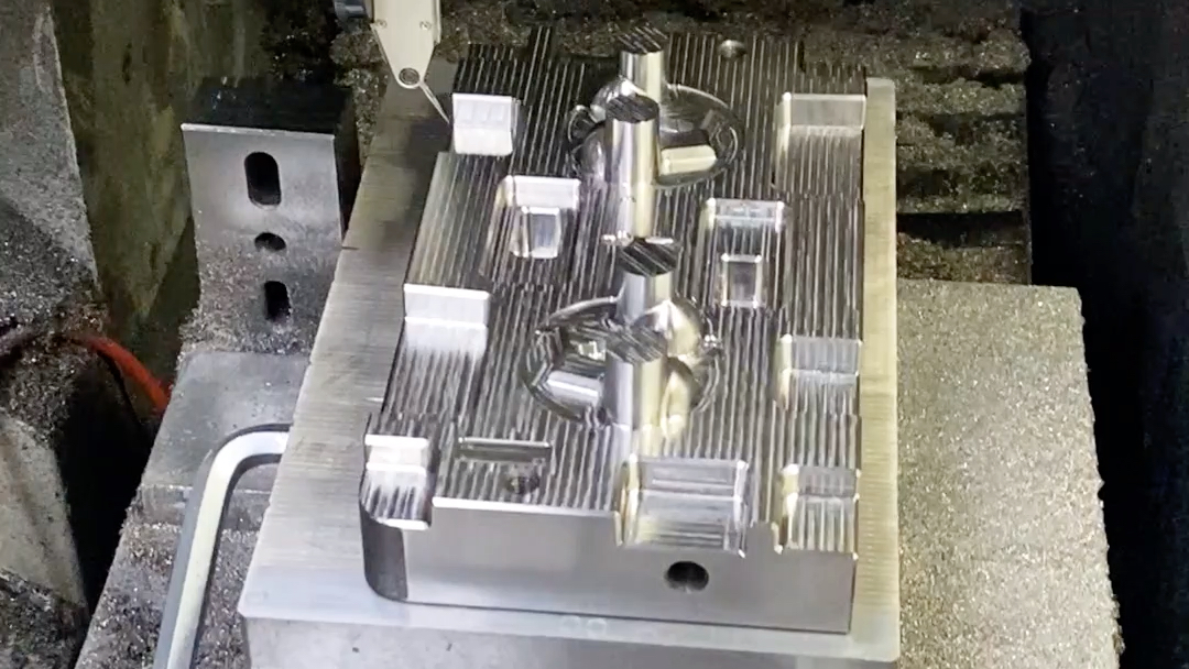 如果做蓝牙耳机模具的老师傅都有这么高效率,塑胶模具想延期都难!