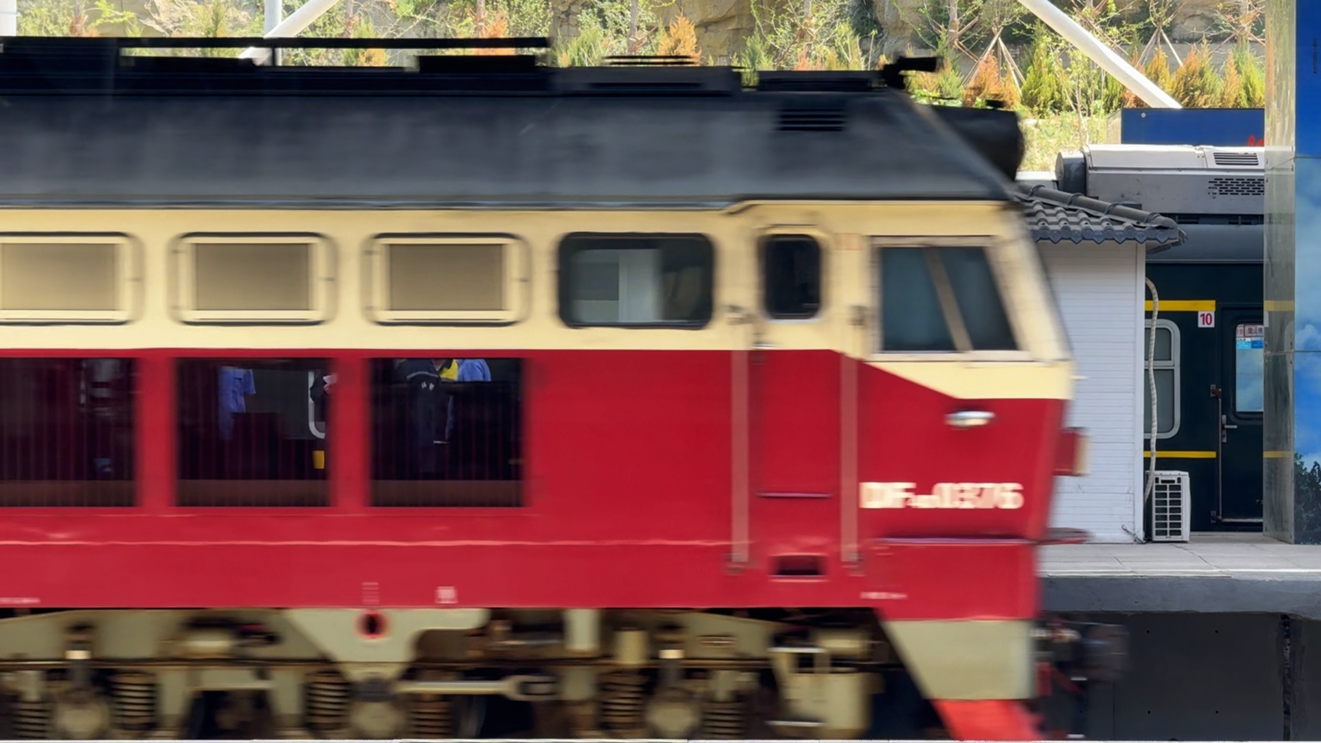 7005(榆林—西安)进延安站停车,西局西段花老虎df4d0376担当本务机车