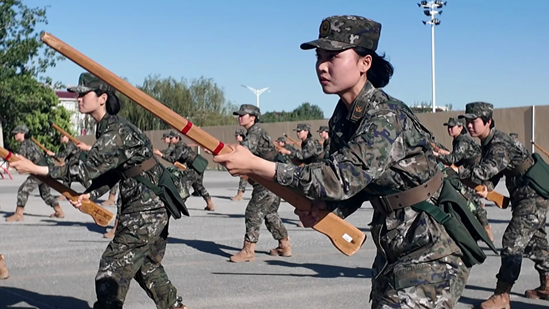 巾帼不让须眉!近距离看女兵刺杀操训练(武警北京总队 孟磊、李永龙、宋德正;编辑:涂智秋)哔哩哔哩bilibili