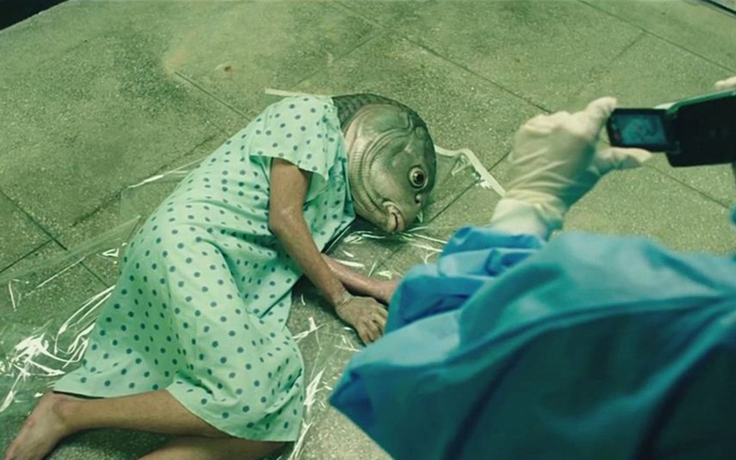 男子变异成人鱼后,女友却把他当成赚钱工具,还卖给医院做实验!