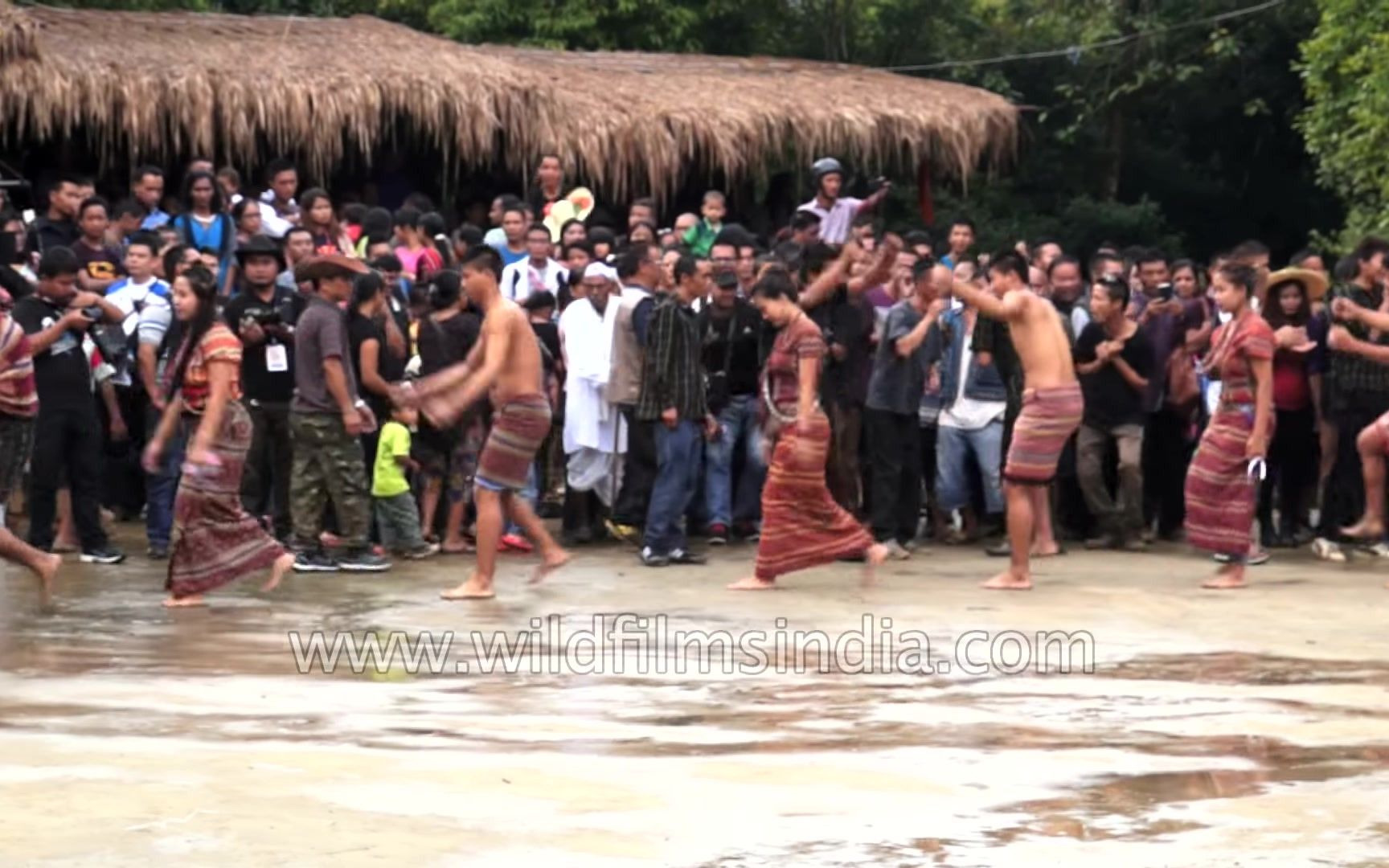 [图]Dancing in the rain- Solakia dance in Mizoram, India