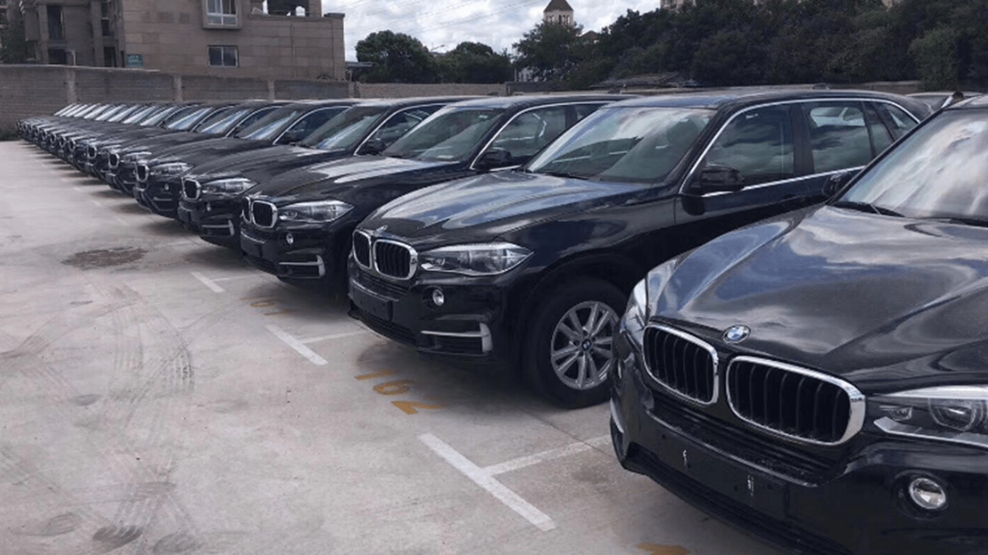 天津港出现大量宝马库存车?狂跌15万都没人要?车贩子:给钱就卖