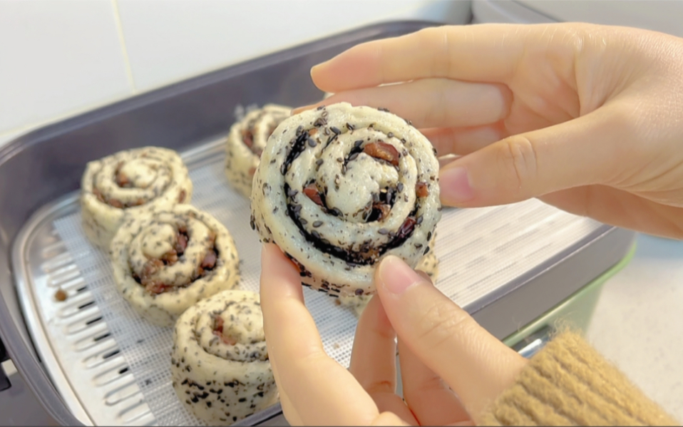 养生黑芝麻红枣卷,芝麻红枣随手一卷就可以啦,超级简单!