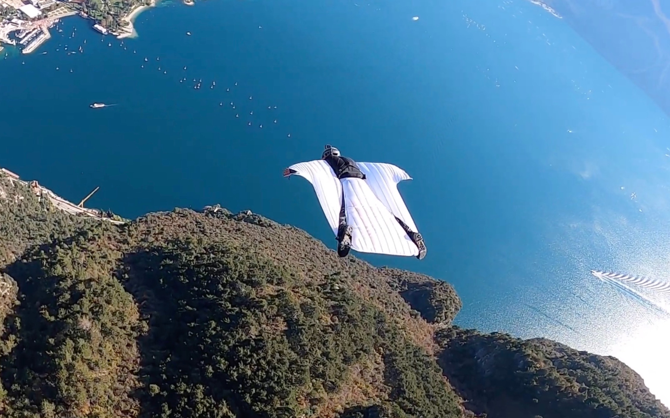 带你穿越山脉,跨过大海,一起享受翼装飞行的刺激!