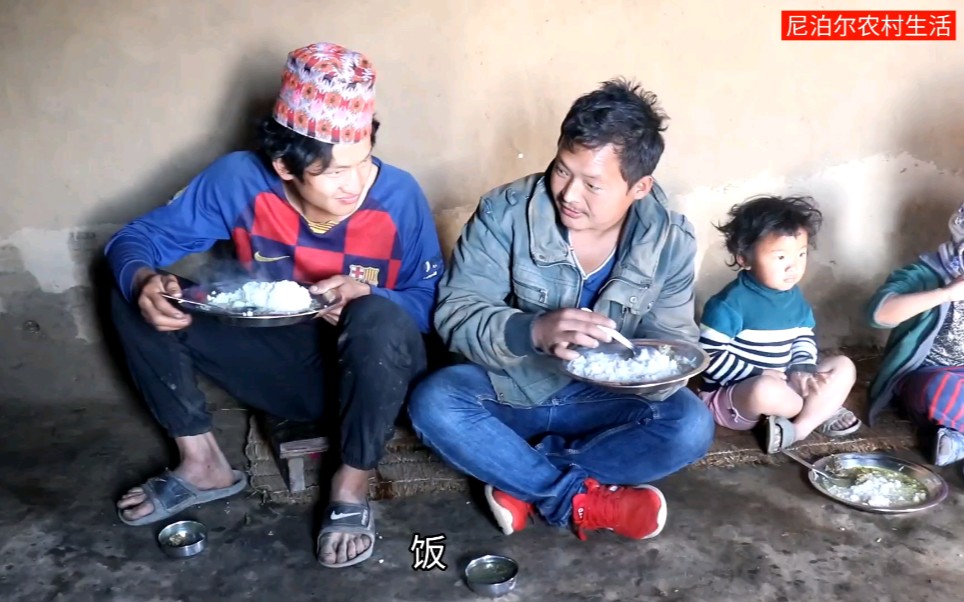 尼泊尔农村在村长地主家做咖喱鸡肉招待在大哥婚礼上帮忙的人