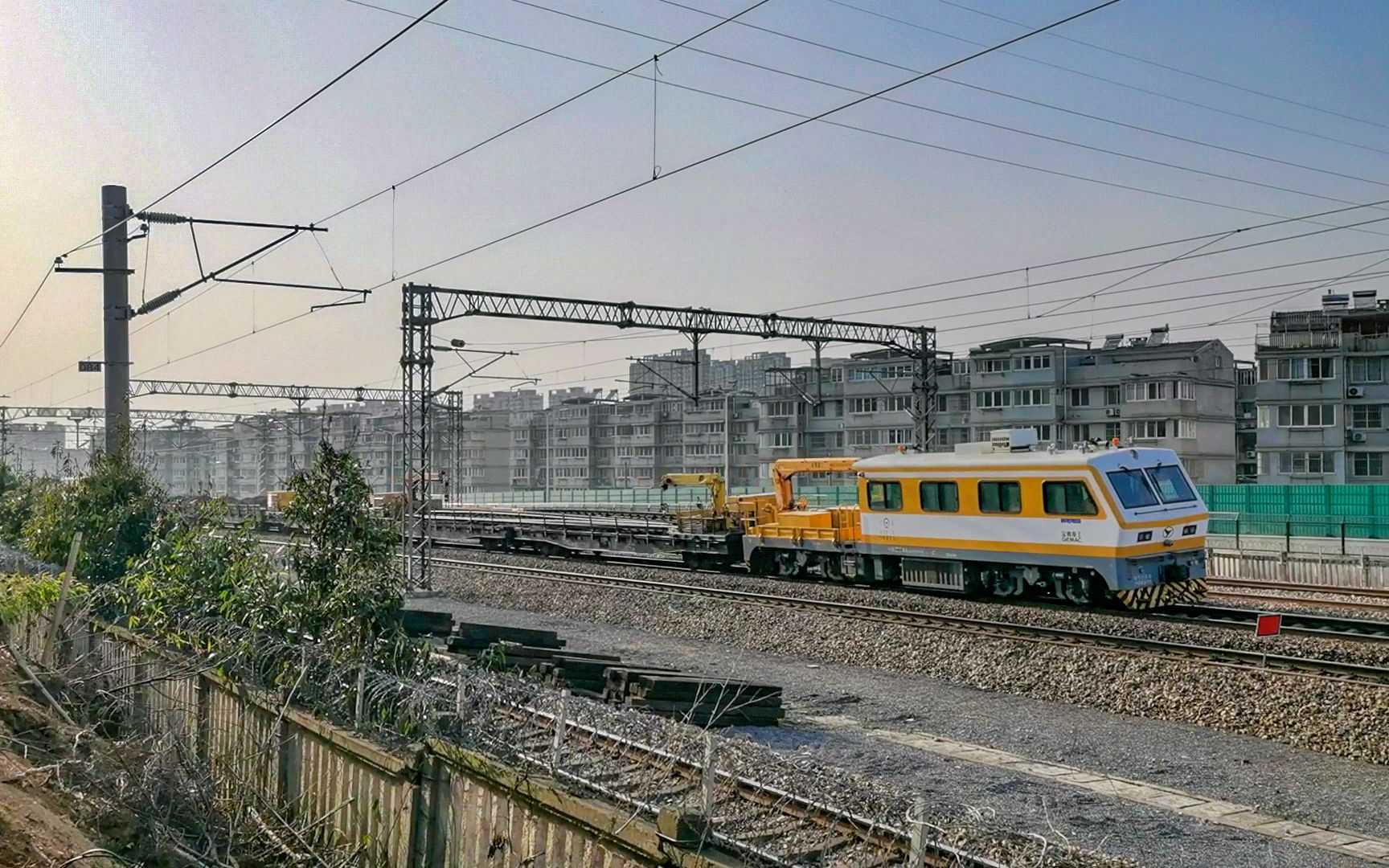 南京桥工段金鹰jw4g接触网作业车1027110272号机推挽运行工务平车下行