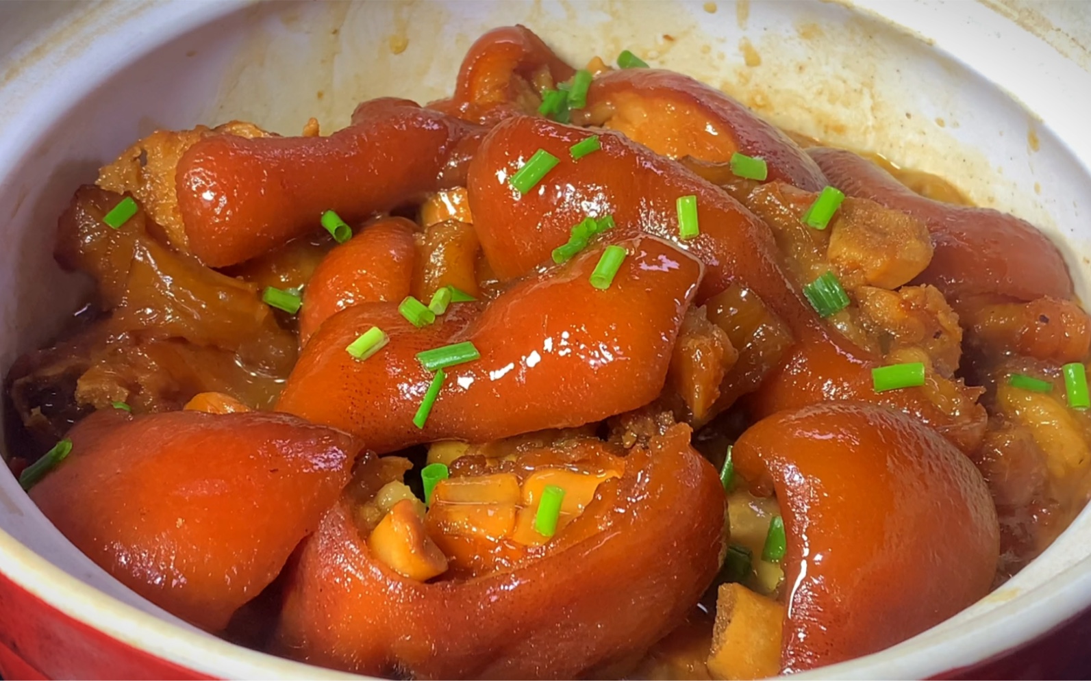 猪脚有何功效(猪脚的功效有哪些)