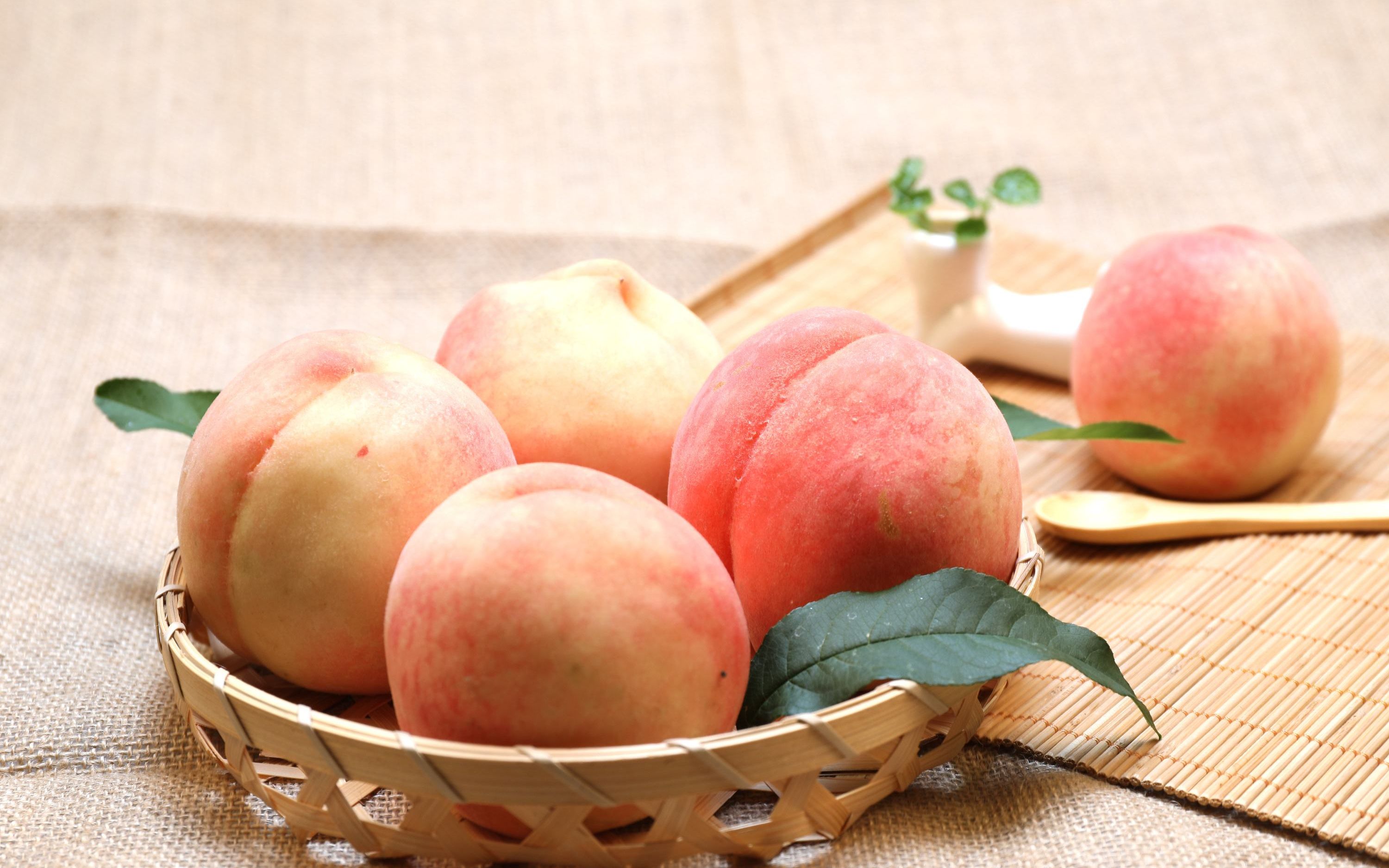 如何挑选好吃的桃子?要通过5个方法,每个桃子香甜可口水分足