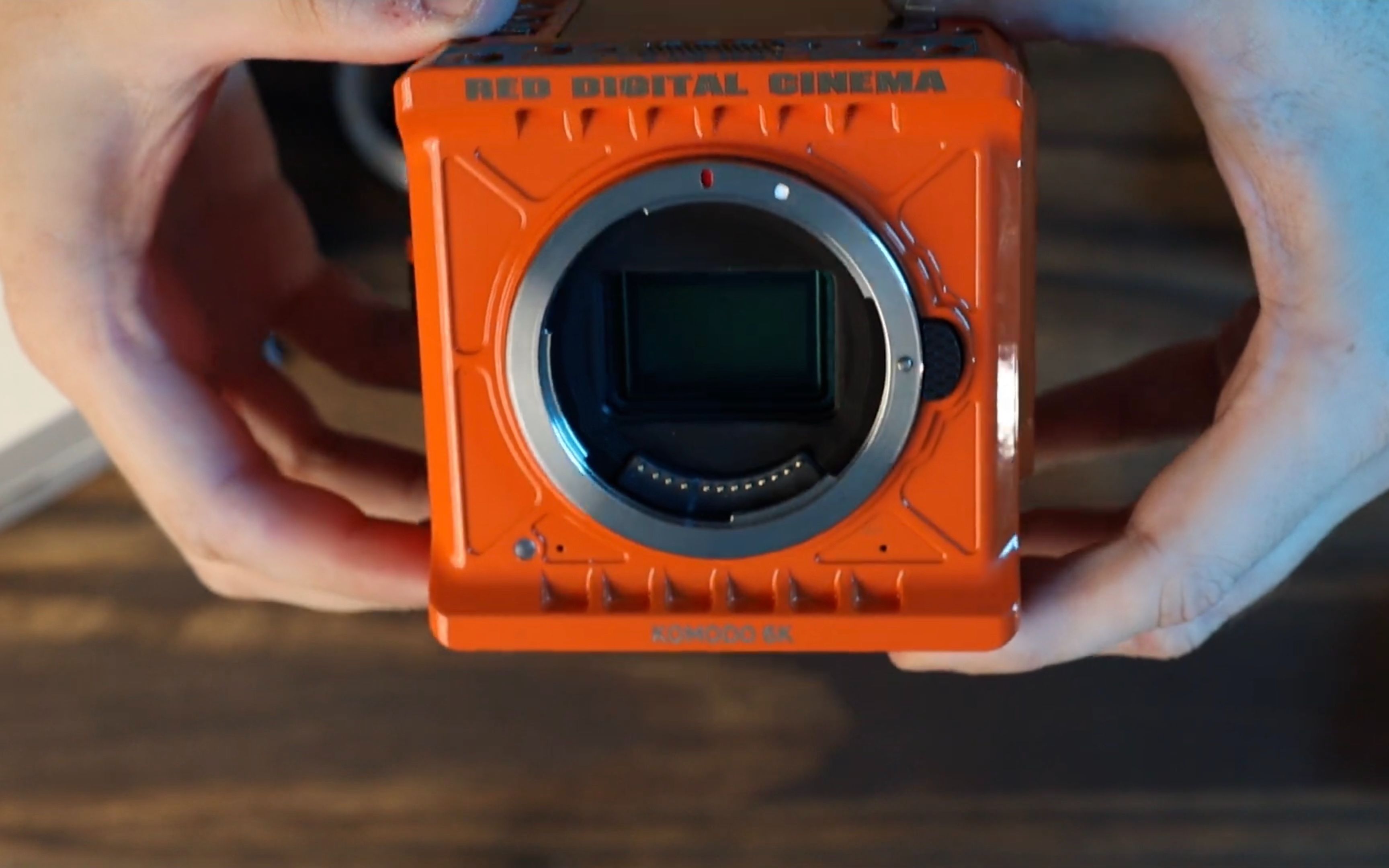 器材喜欢这个橙色的盒子吗redkomodo6k电影机开箱