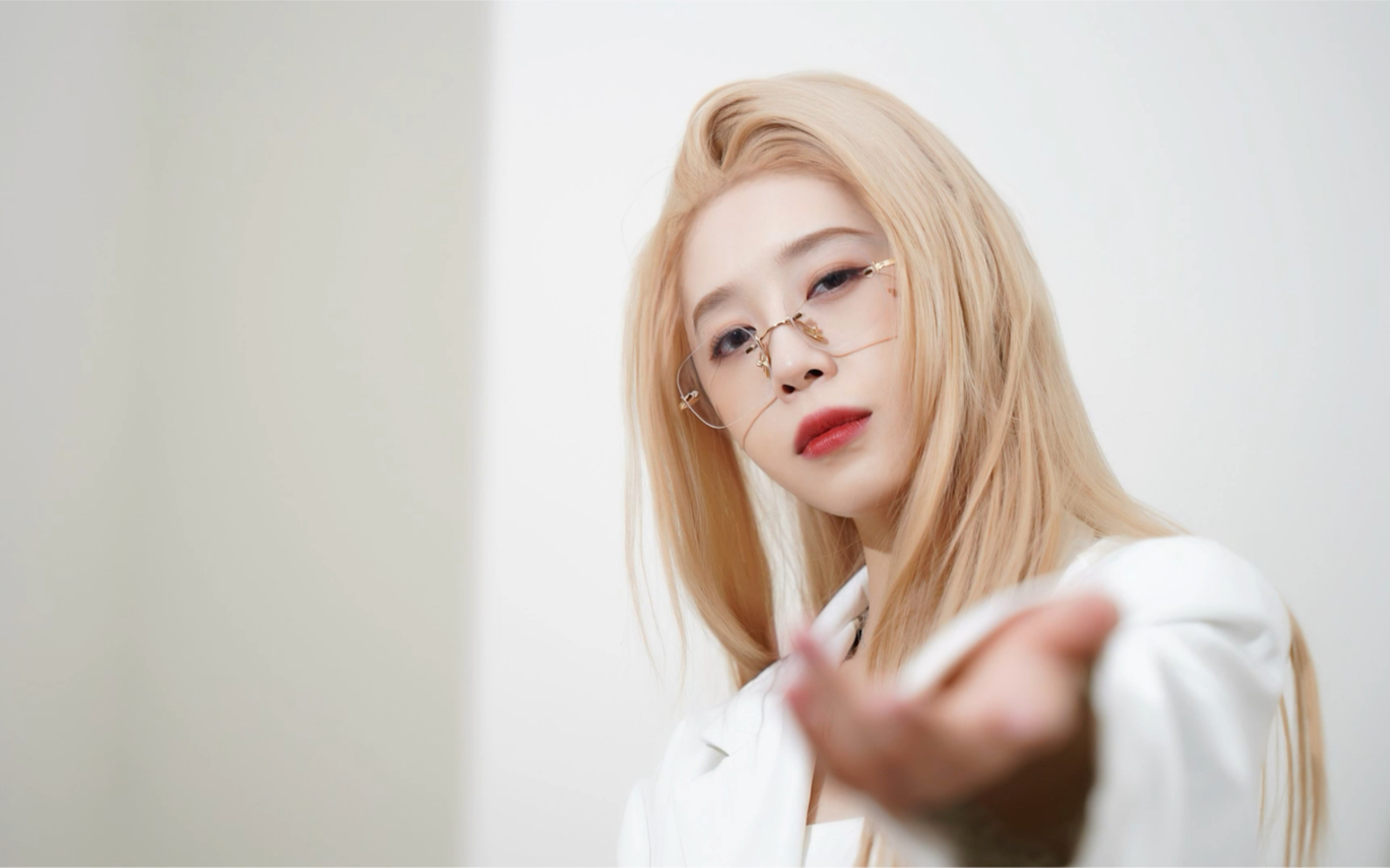 金发 眼镜,斯文败类妆有内味了吗?
