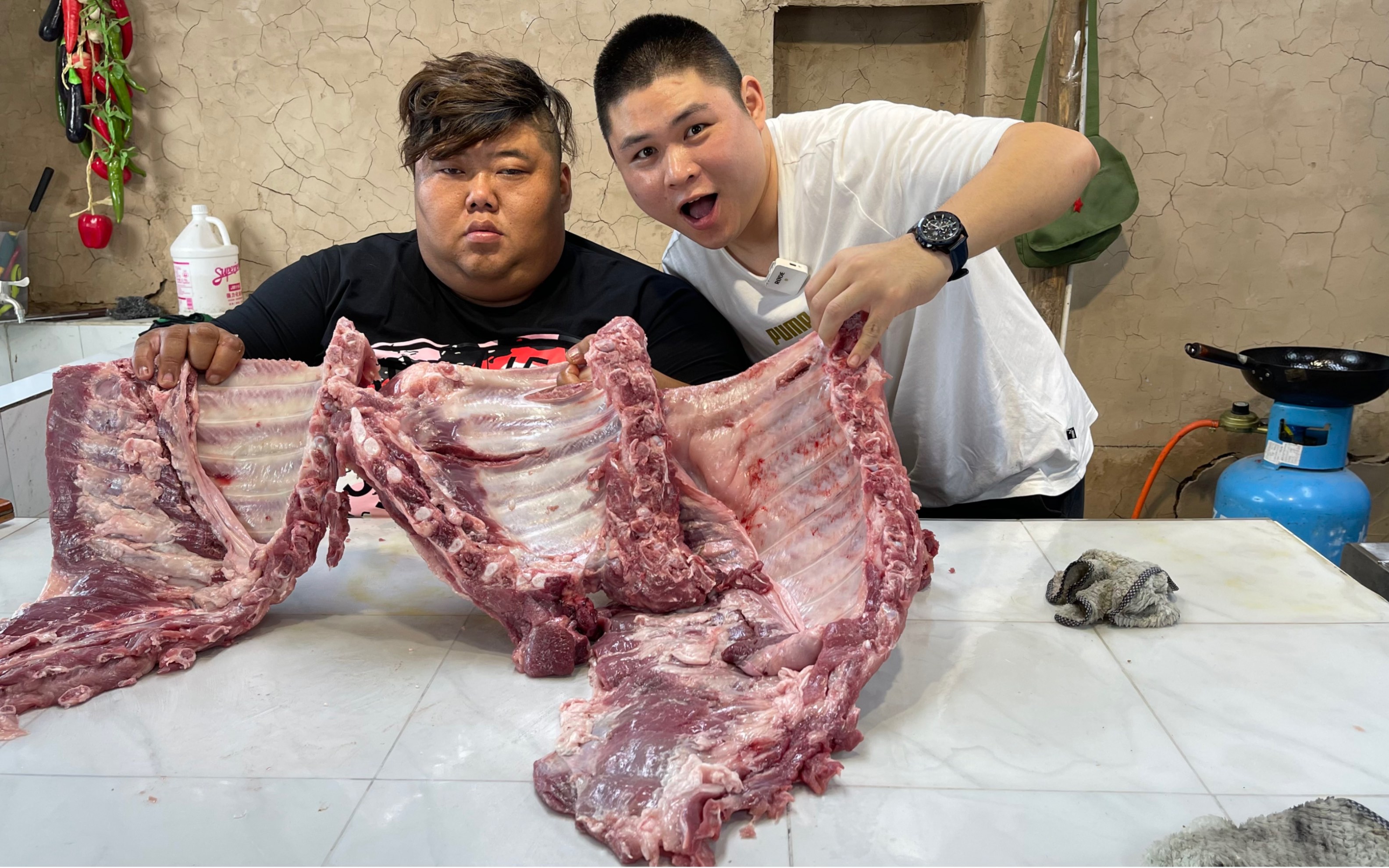 网红胖猴子做铁锅炖排骨