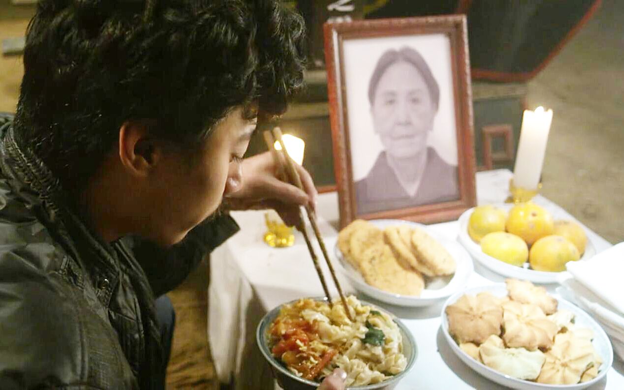 惊悚片:男主给母亲守灵,半夜肚子饿了,竟把母亲的贡品当夜宵吃哔哩哔哩bilibili