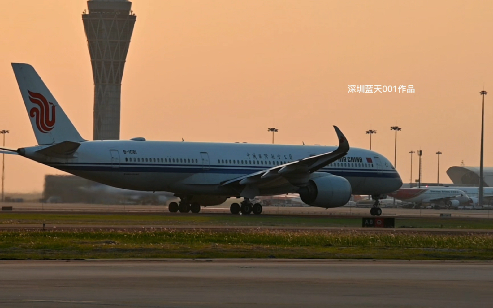国航350在逆光下起飞也有意境.